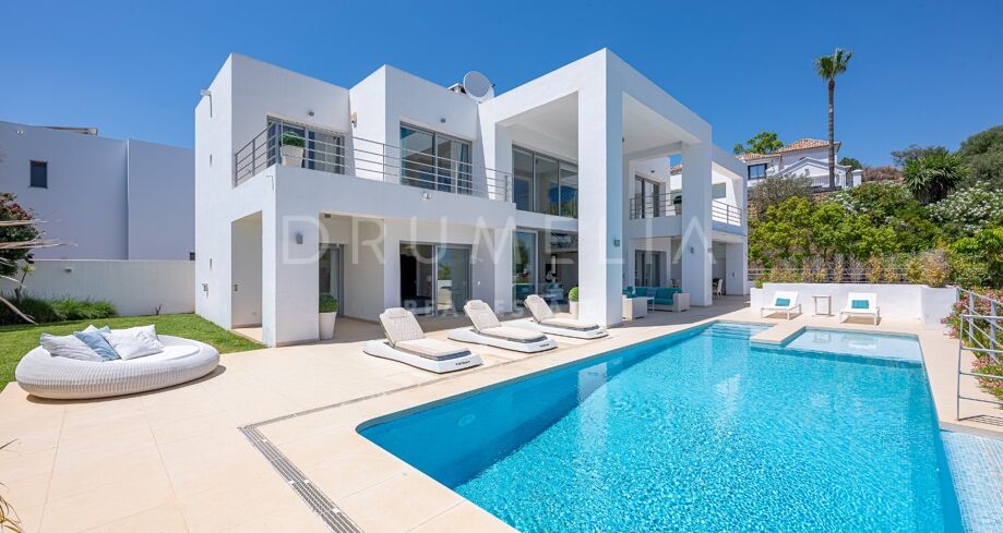 Moderne villa met 5 slaapkamers en zeezicht in Puerto del Capitán, Benahavís