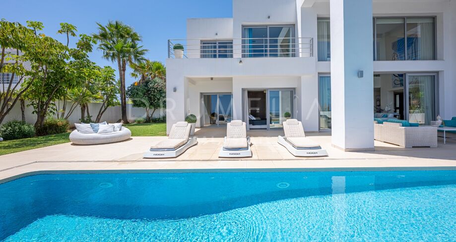 Moderne villa met 5 slaapkamers en zeezicht in Puerto del Capitán, Benahavís