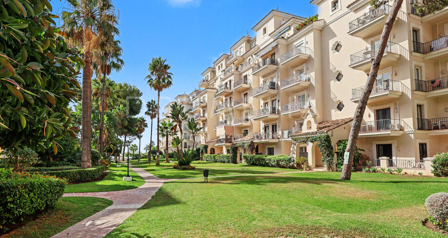 Odnowiony apartament na parterze w Andalucía del Mar, Puerto Banús