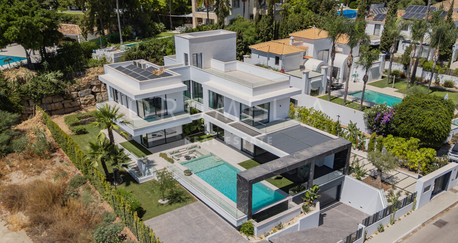 Moderne designvilla i El Paraíso Alto med evighetsbasseng og panoramautsikt over åsene