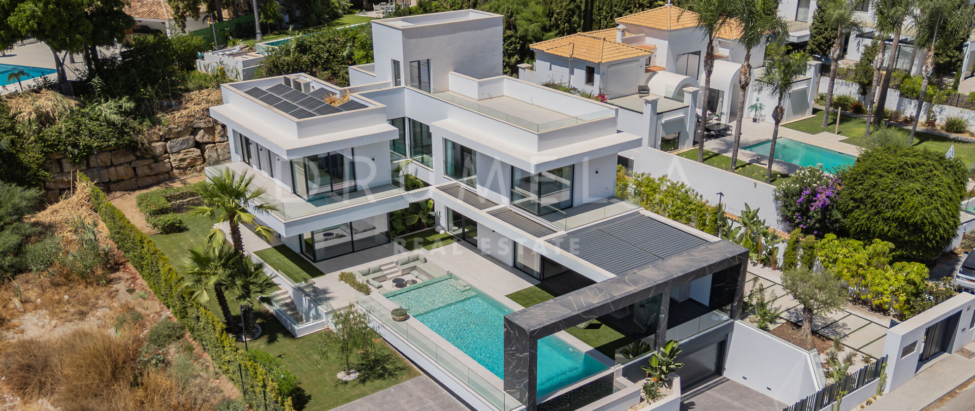 Samtida designvilla i El Paraíso Alto med infinitypool och panoramautsikt över kullarna