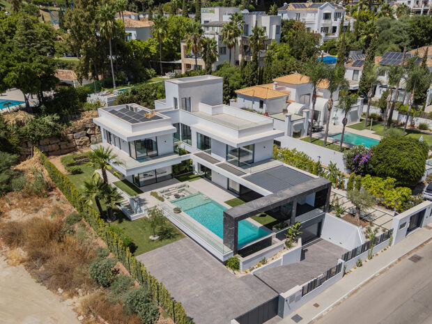 Moderne designvilla i El Paraíso Alto med evighetsbasseng og panoramautsikt over åsene