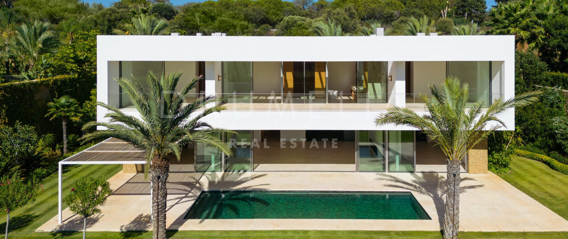 Upplev Finca Cortesin i sin fulla prakt i denna villa i första parkett: arkitektritad design, utsikt över havet och golfbanan, och interiörer som smälter samman med utomhusmiljön.