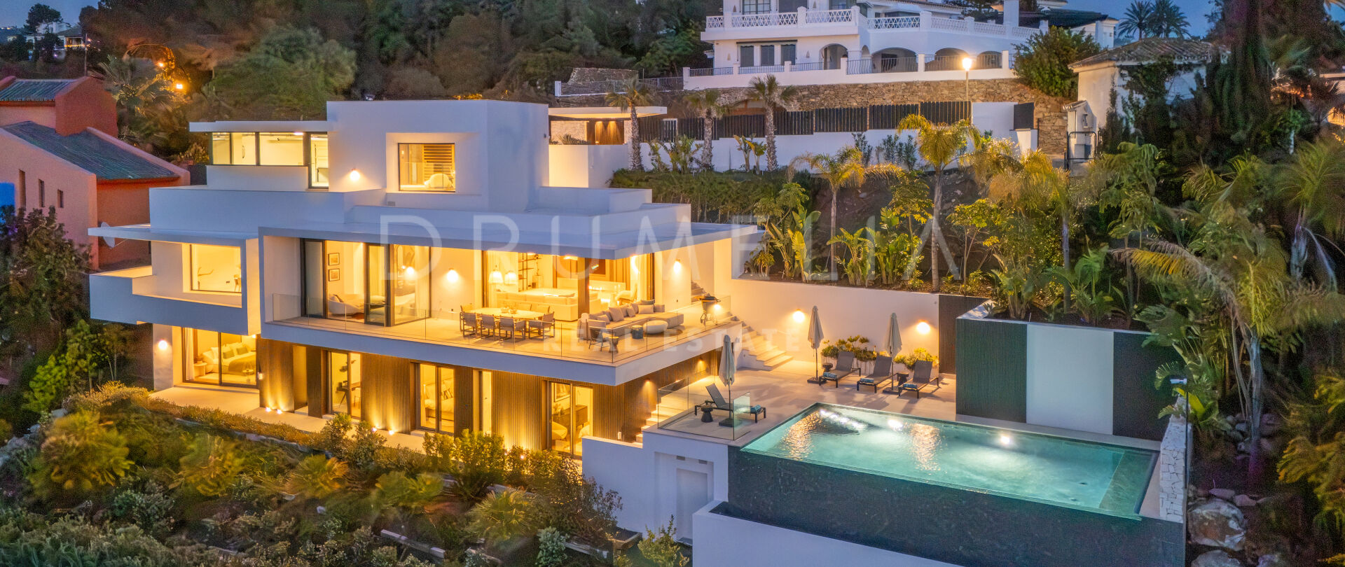 Neugebaute Villa mit Panoramablick auf das Meer und Infinity-Pool in El Rosario, Marbella Ost