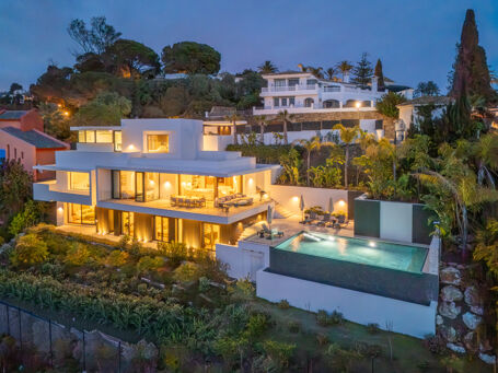 Nybygget villa med panoramautsikt over havet og uendelighetsbasseng i El Rosario, Marbella Øst