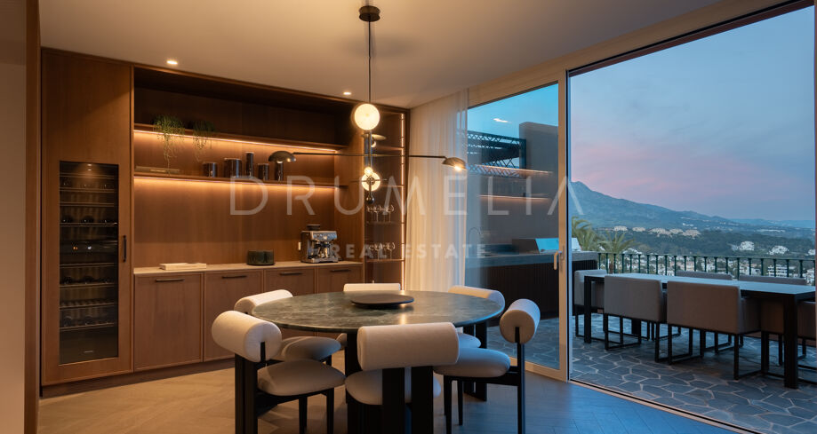 Spectaculair volledig gerenoveerd duplex penthouse met panoramisch uitzicht op zee en bergen in La Cerquilla, Nueva Andalucia