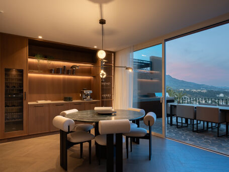 Spectaculair volledig gerenoveerd duplex penthouse met panoramisch uitzicht op zee en bergen in La Cerquilla, Nueva Andalucia