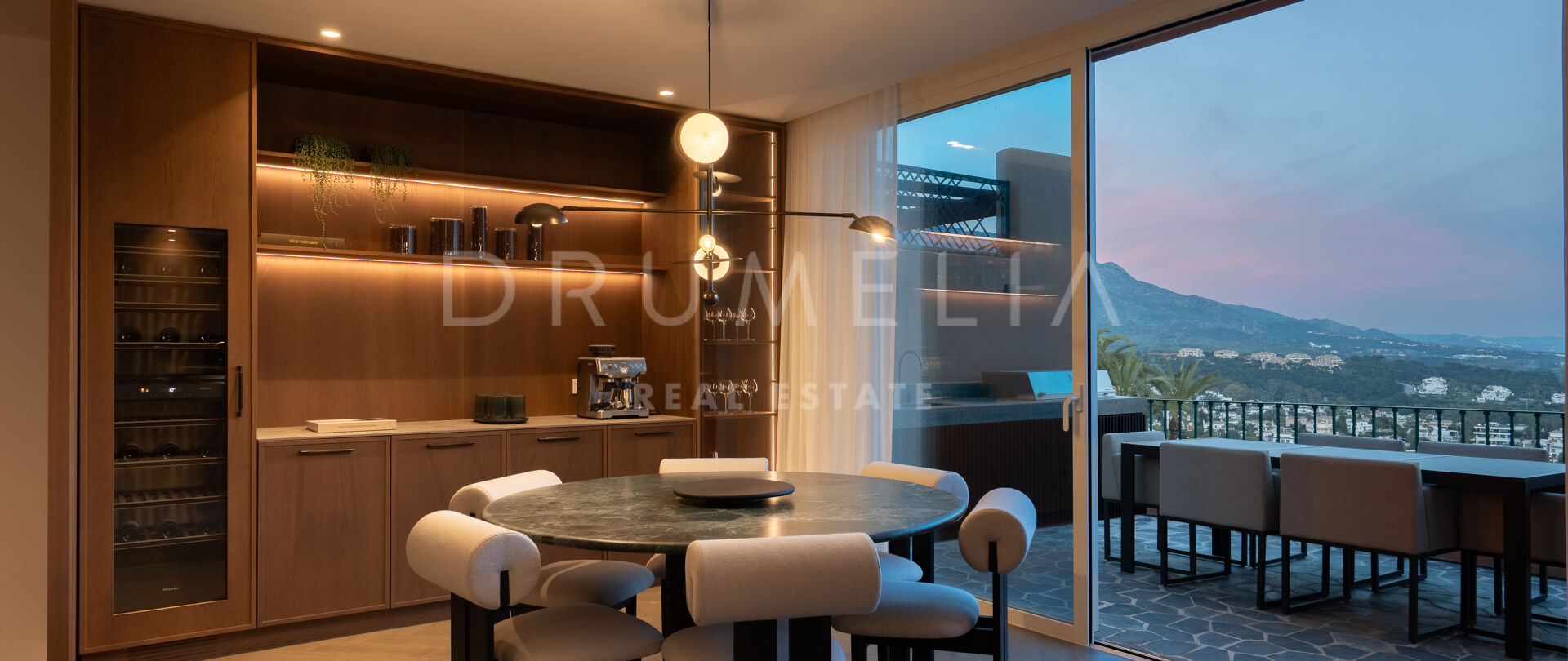 Spektakuläres, vollständig renoviertes Duplex-Penthouse mit Panoramablick auf Meer und Berge in La Cerquilla, Nueva Andalucia