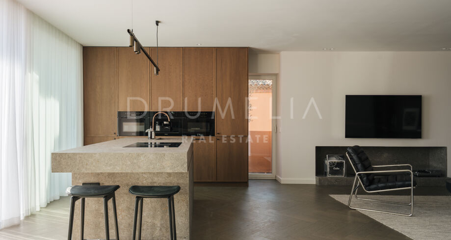 Spectaculair volledig gerenoveerd duplex penthouse met panoramisch uitzicht op zee en bergen in La Cerquilla, Nueva Andalucia