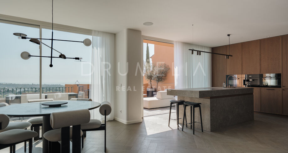 Spektakuläres, vollständig renoviertes Duplex-Penthouse mit Panoramablick auf Meer und Berge in La Cerquilla, Nueva Andalucia