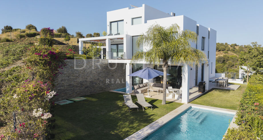 Villa in Cabopino Marbella with Panoramic Golf and Sea Views