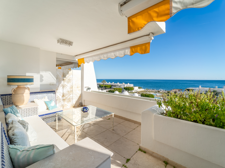 Fullt renoverad strandlägenheten med panoramautsikt över havet i El Beach de Guadalmina, San Pedro de Alcantara