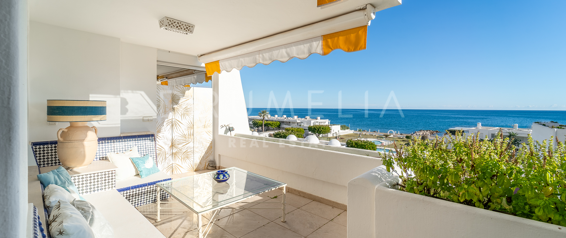 Fullt renoverad strandlägenheten med panoramautsikt över havet i El Beach de Guadalmina, San Pedro de Alcantara