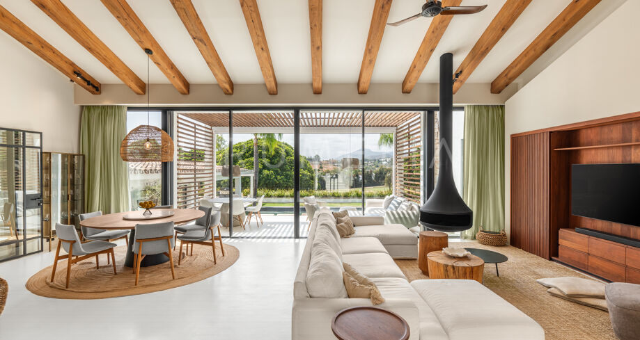 Frontline Golf Villa in Nueva Andalucía with Heated Infinity Pool