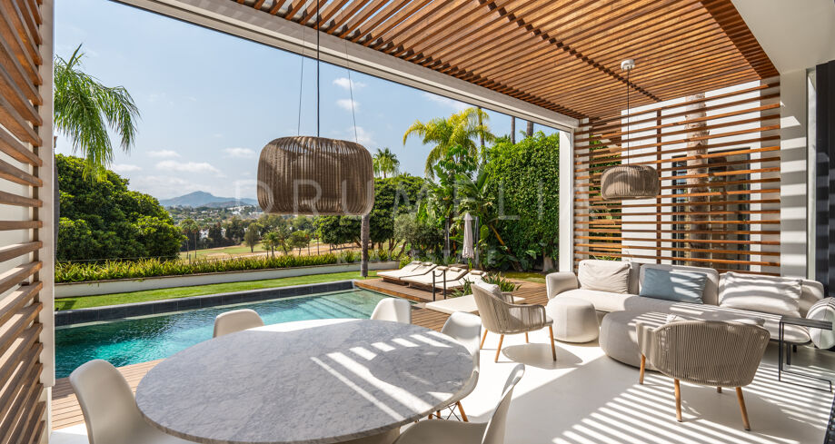 Frontline Golf Villa in Nueva Andalucía with Heated Infinity Pool