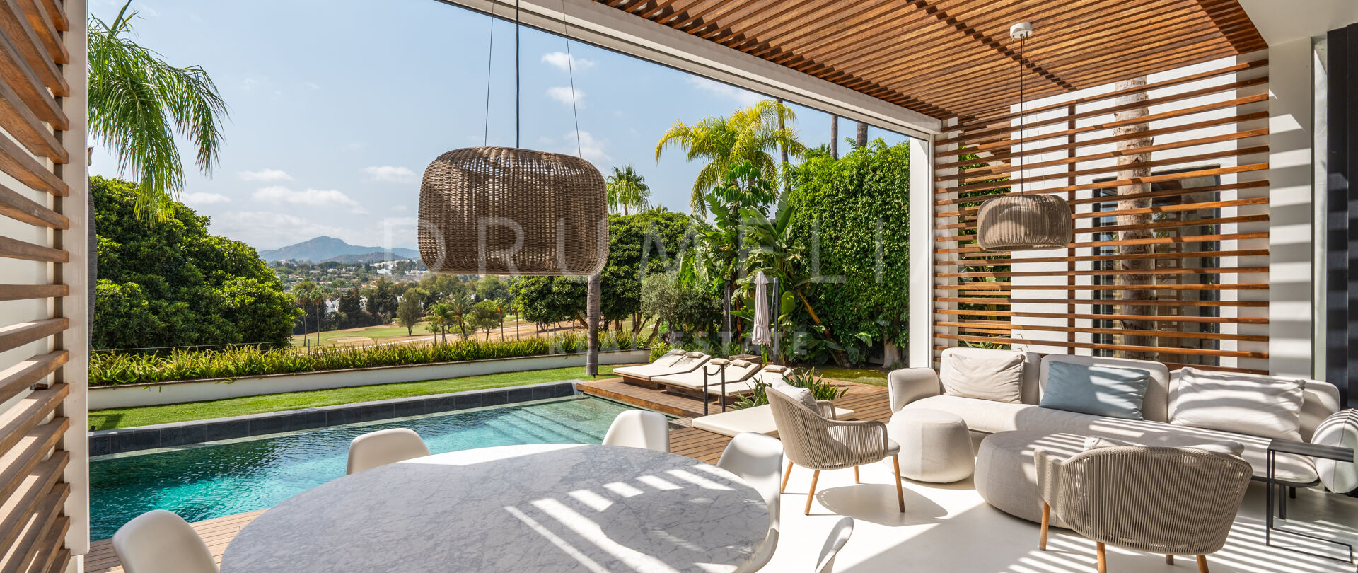 Førstelinje golfvilla i Nueva Andalucía med oppvarmet evighetsbasseng