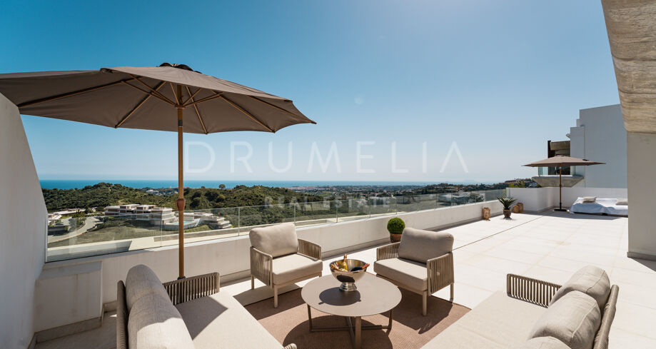 Dwupoziomowy penthouse w Real de La Quinta z panoramicznym widokiem na morze