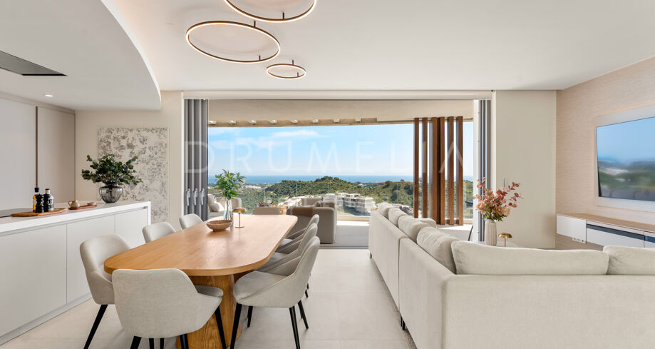 Dwupoziomowy penthouse w Real de La Quinta z panoramicznym widokiem na morze