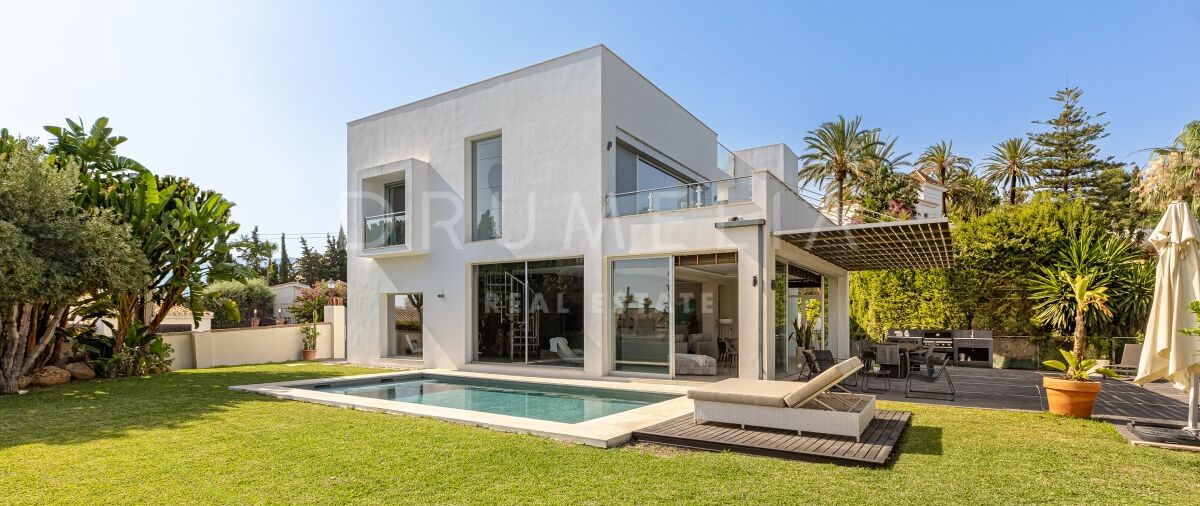 Kürzlich renovierte moderne Villa in El Rosario, Marbella Ost
