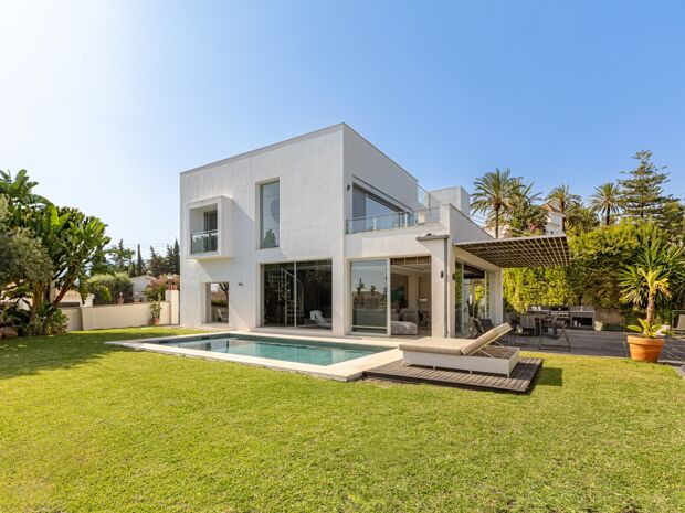 Villa contemporánea recién reformada en El Rosario, Marbella Este