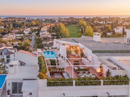Verbluffend gerenoveerd penthouse met 360º uitzicht op zee, golf en La Concha in Guadalmina Alta – Langetermijnverhuur