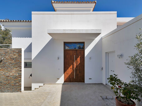 Gerenoveerde Villa te Koop in Las Lomas de Nueva Andalucía, Marbella