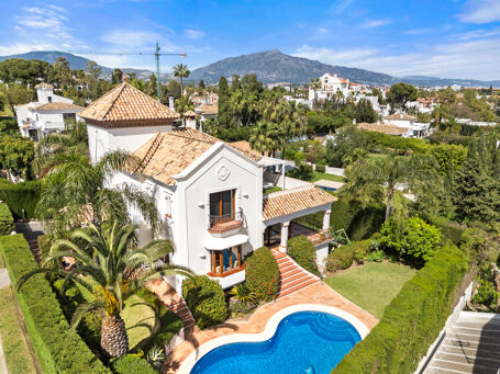 Villa méditerranéenne rénovée à Monte Biarritz avec jacuzzi sur le toit