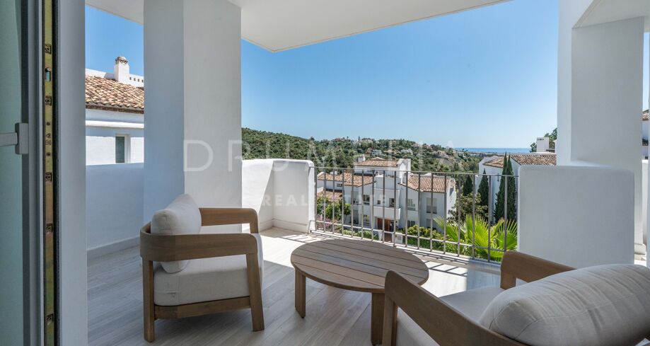 Renovert 3-roms leilighet med hav- og golfutsikt i Altos de La Quinta, Benahavís