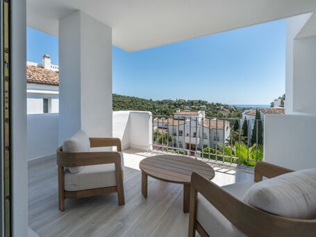 Отремонтированная 3-комнатная квартира с видом на море и гольф в Альтос-де-Ла-Кинта, Бенахавис