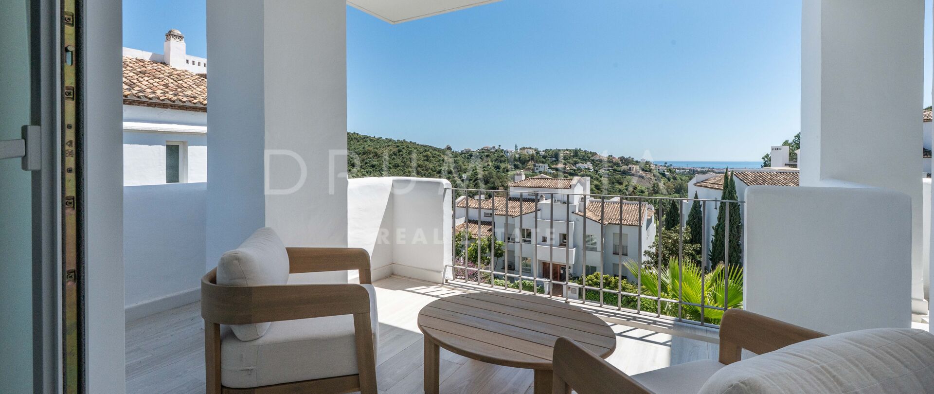 Отремонтированная 3-комнатная квартира с видом на море и гольф в Альтос-де-Ла-Кинта, Бенахавис