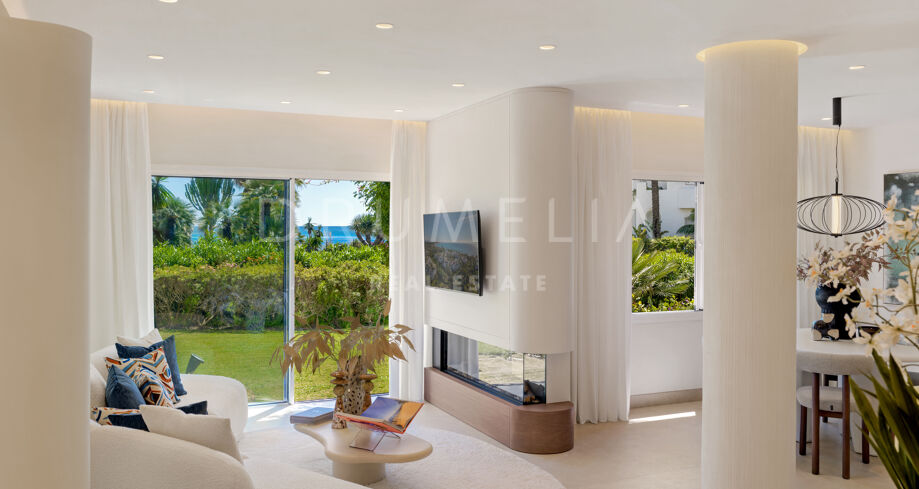 Apartamento de primera línea de playa con 3 dormitorios, terraza y vistas al mar en Costalita, Nueva Milla de Oro, Estepona