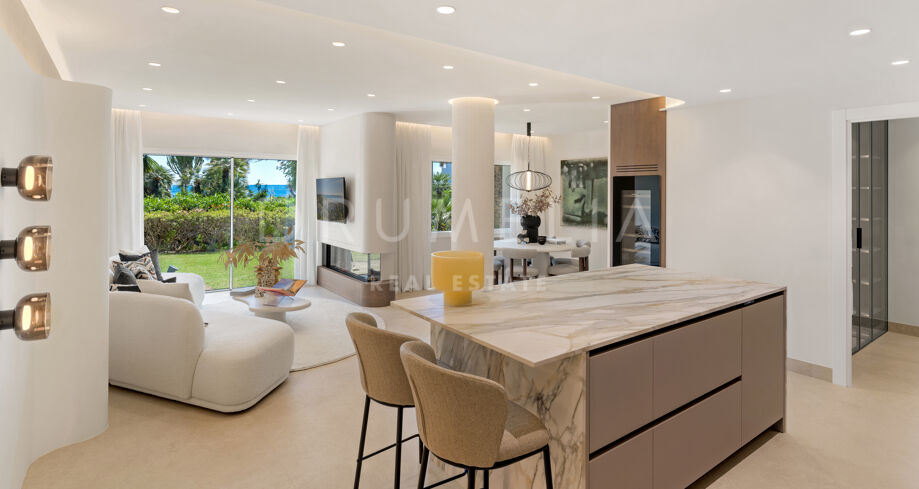 Apartamento de primera línea de playa con 3 dormitorios, terraza y vistas al mar en Costalita, Nueva Milla de Oro, Estepona