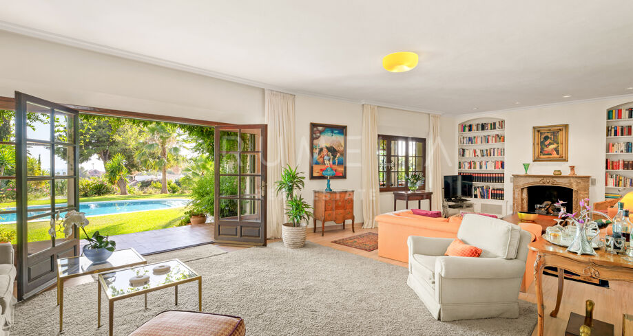 Villa med fire soverom med privat hage og basseng på en stor tomt, som tilbyr hav- og fjellutsikt i Marbella Golden Mile