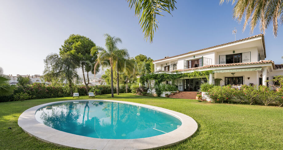 Villa med fire soverom med privat hage og basseng på en stor tomt, som tilbyr hav- og fjellutsikt i Marbella Golden Mile
