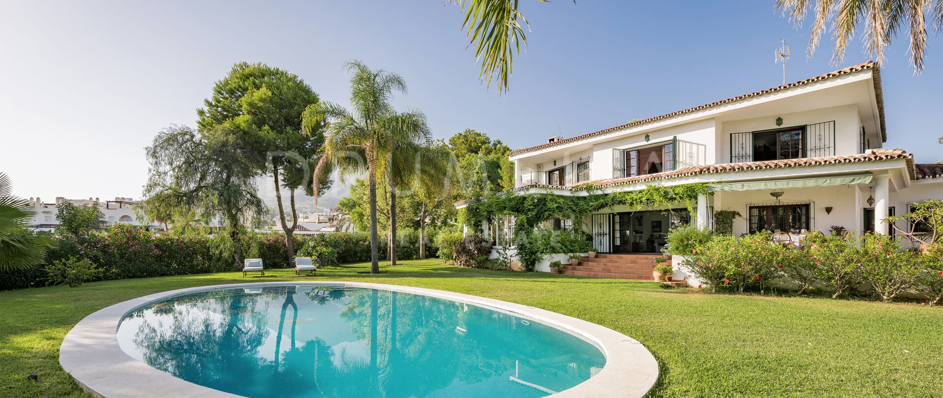 Villa med fire soverom med privat hage og basseng på en stor tomt, som tilbyr hav- og fjellutsikt i Marbella Golden Mile