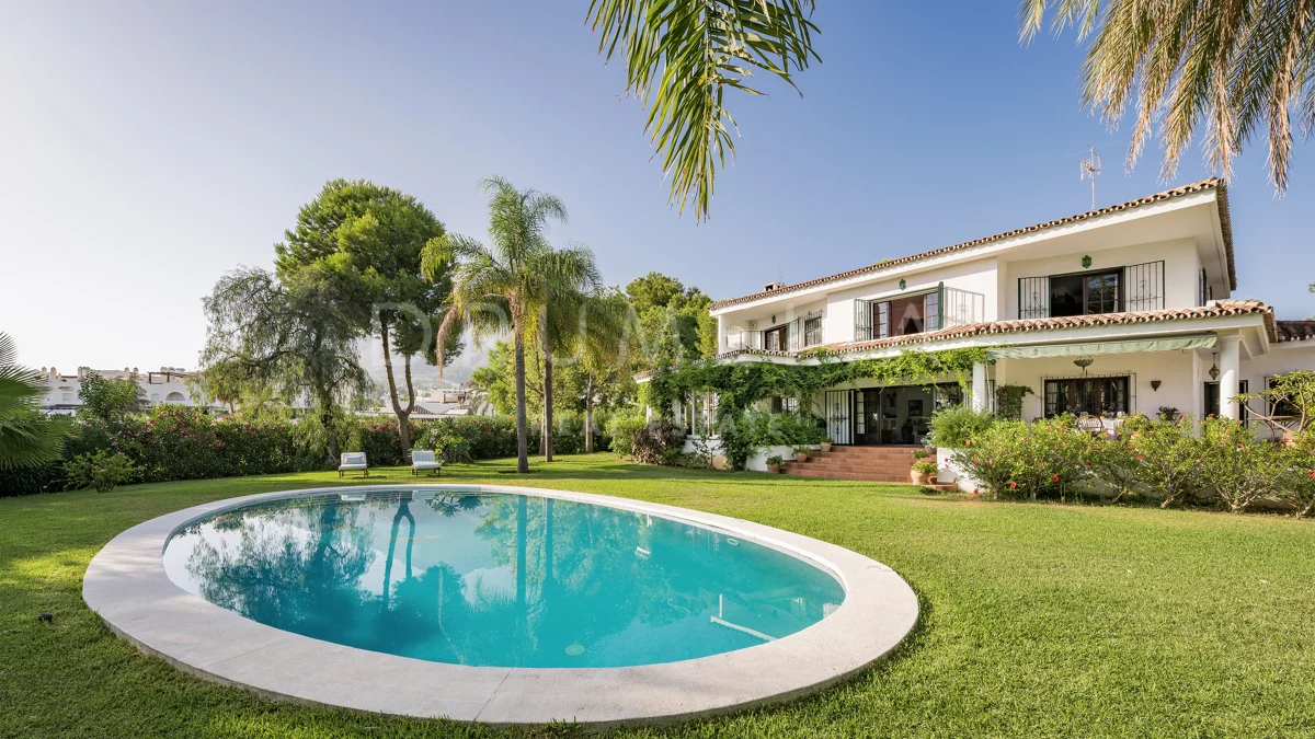 Four bedroom Villa With Private Garden And Pool On A Large Plot 