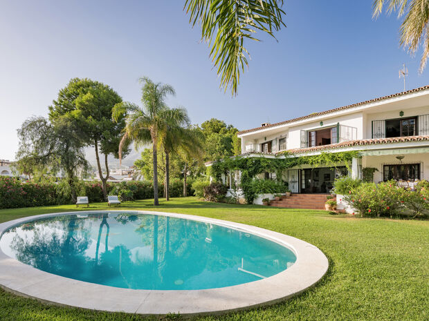 Villa med fire soverom med privat hage og basseng på en stor tomt, som tilbyr hav- og fjellutsikt i Marbella Golden Mile