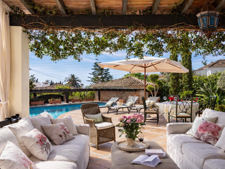 Villa de cuatro dormitorios con piscina privada y vistas al mar en El Higueral, Marbella