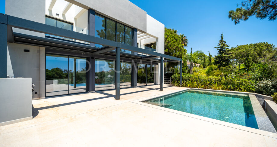 Een moderne villa met vier slaapkamers met privé zwembad en terrassen in Hacienda Las Chapas, Marbella East