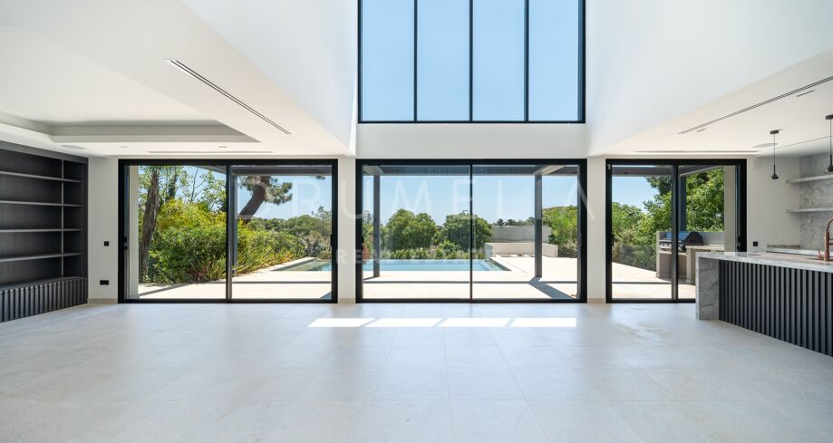 Een moderne villa met vier slaapkamers met privé zwembad en terrassen in Hacienda Las Chapas, Marbella East