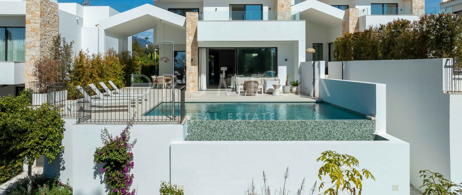 Moderne Villa mit fünf Schlafzimmern mit privatem Pool, großen Terrassen und Keller in San Pedro de Alcántara