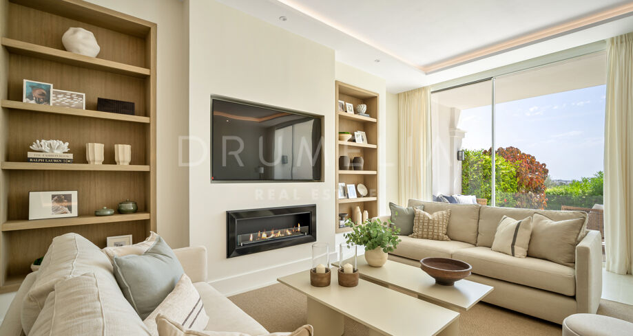 Отремонтированный таунхаус с четырьмя спальнями с частным садом, террасами и видом на гольф, расположенный на передней линии к гольфу La Quinta в Бенахависе