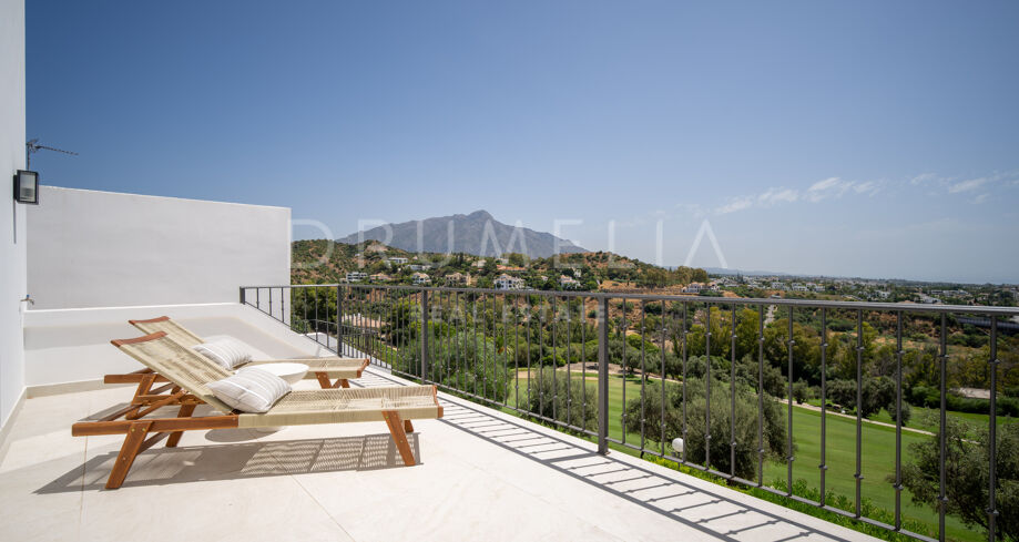 Отремонтированный таунхаус с четырьмя спальнями с частным садом, террасами и видом на гольф, расположенный на передней линии к гольфу La Quinta в Бенахависе