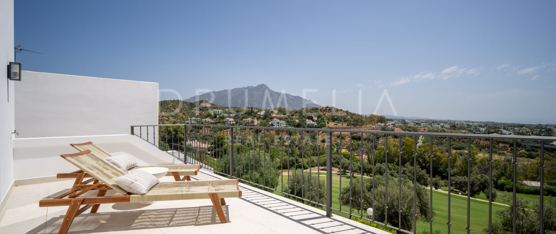 Отремонтированный таунхаус с четырьмя спальнями с частным садом, террасами и видом на гольф, расположенный на передней линии к гольфу La Quinta в Бенахависе