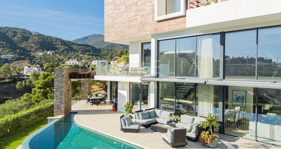 Moderne Villa mit Panoramablick auf Meer und Berge in El Madroñal, Benahavís