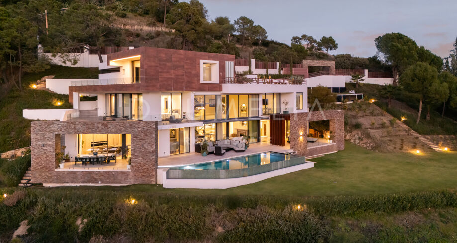 Modern villa with panoramic sea and mountain views in El Madroñal, Benahavís