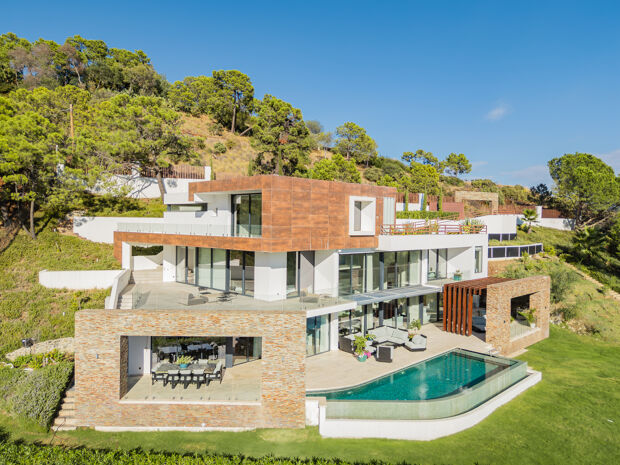 Villa moderna con vistas panorámicas al mar y a la montaña en El Madroñal, Benahavís
