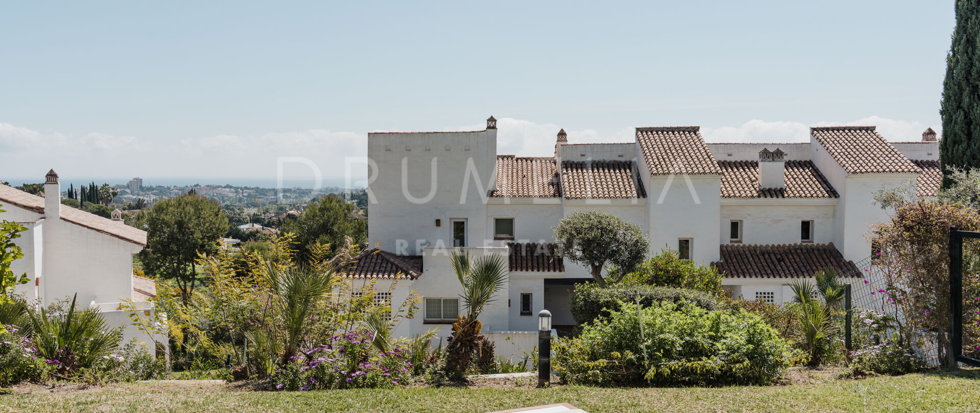 Odnowiony 3-pokojowe mieszkanie na parterze z prywatnym ogrodem, widokiem na morze i tarasem w strzeżonej społeczności w miejscowości La Quinta, Nueva Andalucía