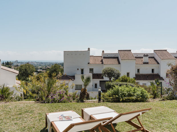 Renovated 3-bedroom ground floor apartment with private garden, sea views, and terrace in a gated community in La Quinta Village, Nueva Andalucía