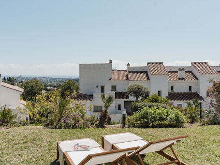 Odnowiony 3-pokojowe mieszkanie na parterze z prywatnym ogrodem, widokiem na morze i tarasem w strzeżonej społeczności w miejscowości La Quinta, Nueva Andalucía